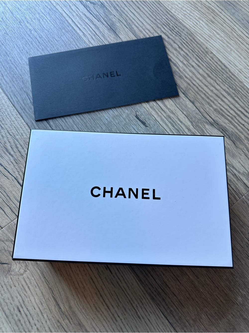 Chanel Box Display Decoration Staging Logo Tissue and Makeup Pouch with Sample - Picture 2 of 9